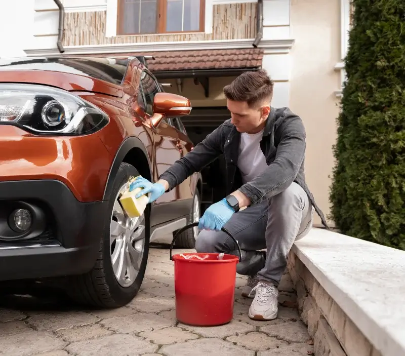 Lavage auto à domicile Beaugas : professionnel intervenant sur un véhicule
